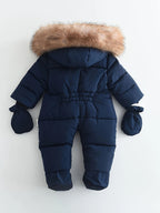 Combinaison bébé d'hiver bleue avec capuche bordée de fourrure synthétique, gants assortis. Vêtement chaud, imperméable, idéal pour le froid.