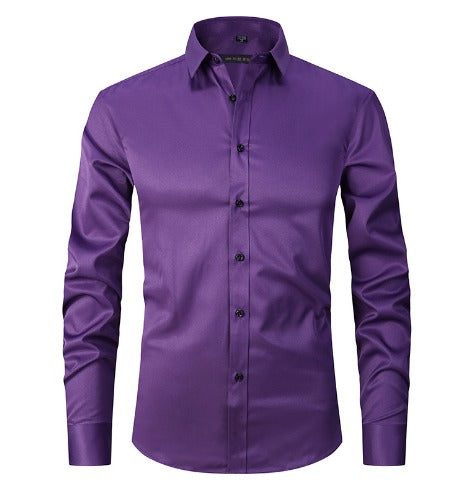 Chemise homme violette élégante à manches longues, col classique, boutons noirs, tissu satiné. Mode masculine, tenue formelle, style chic.
