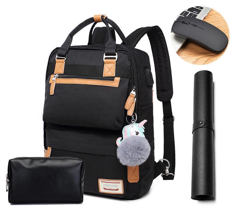 Sac à dos noir avec porte-clés pompon, trousse, tapis de souris et souris sans fil. Accessoires élégants pour étudiants ou professionnels.