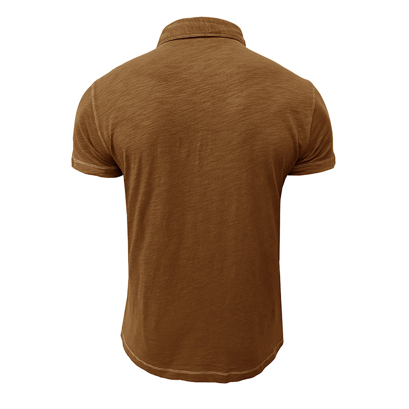 Polo marron pour homme, manches courtes, col classique, vue arrière. T-shirt élégant en coton, mode masculine, vêtement décontracté.