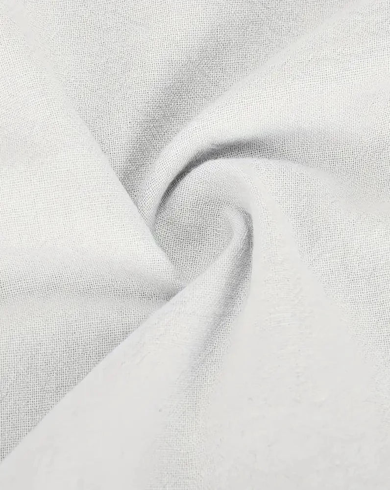 Tissu en lin blanc texturé, gros plan sur le motif en spirale. Idéal pour la couture, décoration intérieure, textile naturel, haute qualité.
