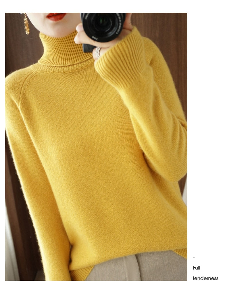 Femme portant un pull col roulé jaune en laine, tenant un appareil photo. Mode automne-hiver, style élégant et confortable.