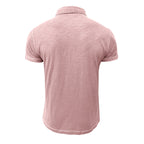 Polo rose pour homme vu de dos, manches courtes, col classique, tissu léger. Mode masculine, vêtement décontracté, style estival.