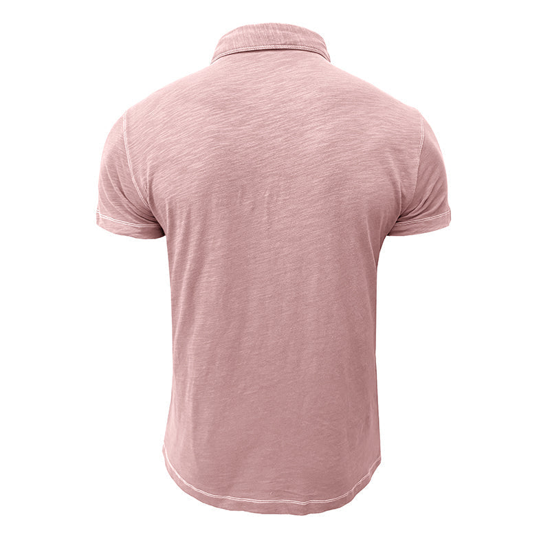 Polo rose pour homme vu de dos, manches courtes, col classique, tissu léger. Mode masculine, vêtement décontracté, style estival.