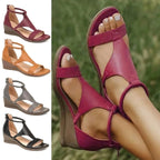 Sandales compensées en cuir rouge pour femme, design élégant avec brides croisées. Disponibles en plusieurs couleurs : marron, gris, noir. Mode estivale.