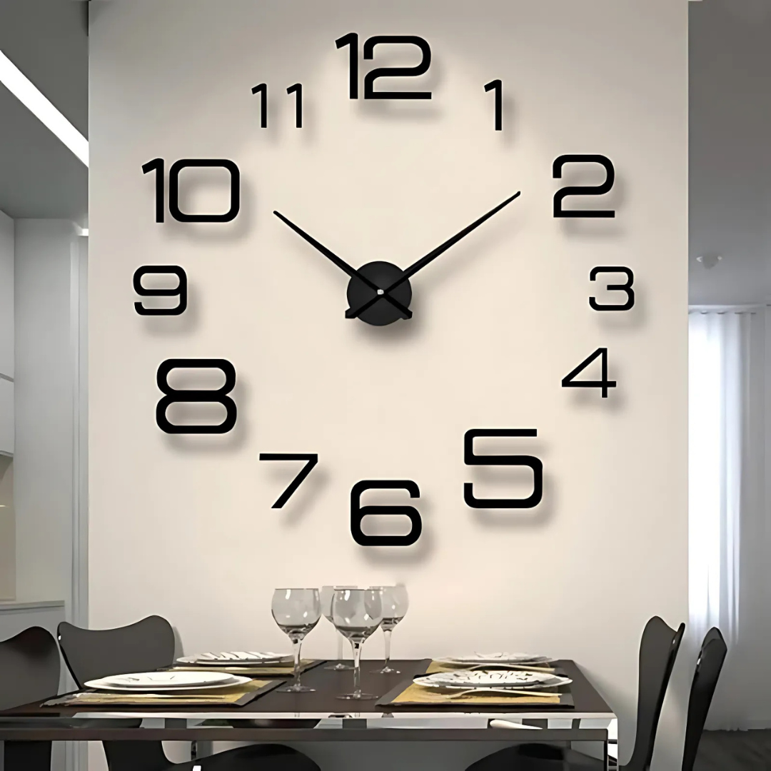 Horloge murale moderne noire avec grands chiffres, située dans une salle à manger élégante avec table dressée, chaises noires et verres à vin.