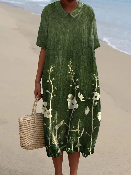 Robe verte à fleurs blanches portée par une femme sur la plage, tenant un sac en osier. Mode estivale, tenue décontractée, style plage.