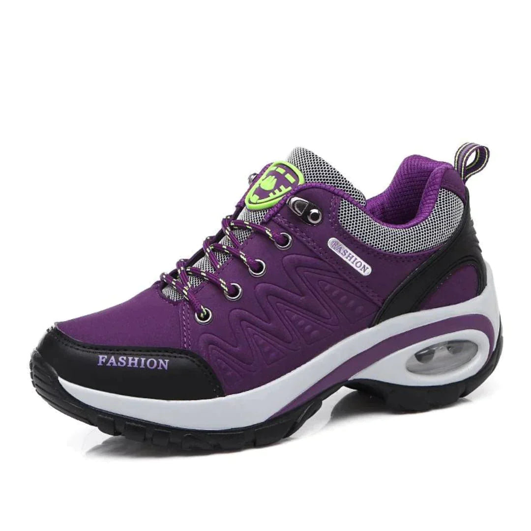 Chaussure de sport violette pour femme avec semelle épaisse, détails noirs et blancs, lacets bicolores, idéale pour la mode et le confort.