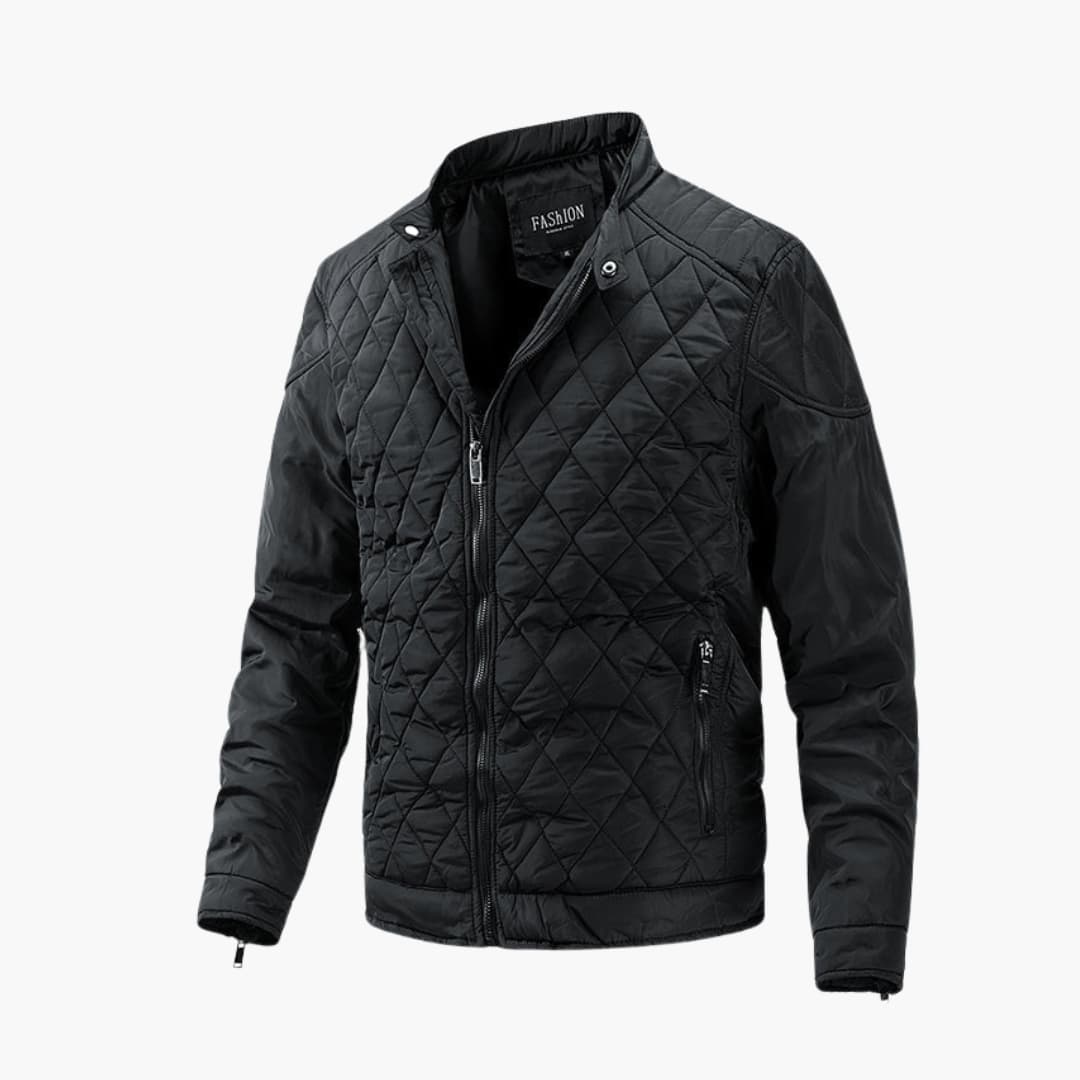 Veste matelassée noire pour homme, style motard, avec fermeture éclair, col montant et poches zippées. Mode automne-hiver tendance.