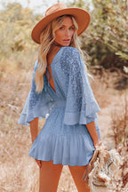 Femme en robe bleue en dentelle, chapeau de paille, dans un champ ensoleillé. Mode estivale, style bohème, tenue élégante, nature.