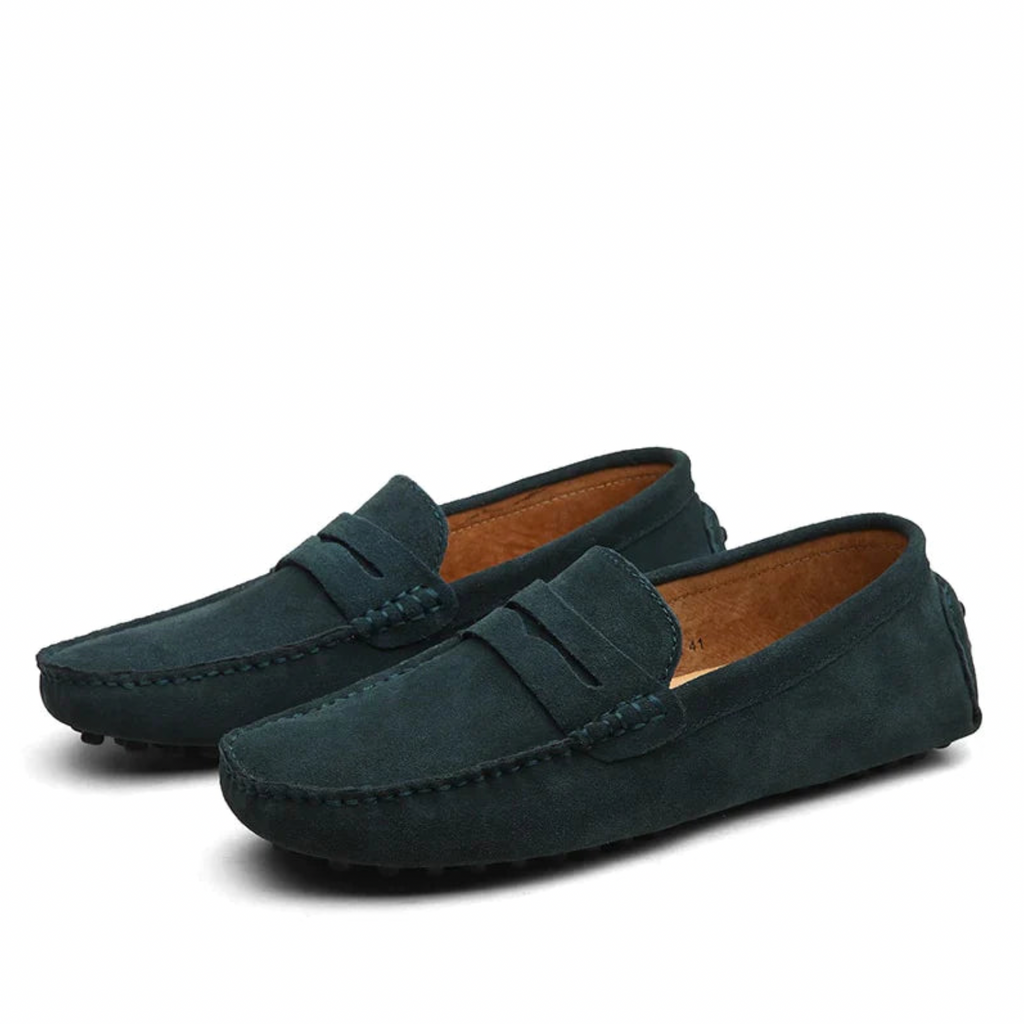 Mocassins en daim vert foncé pour homme, élégants et confortables, avec semelle antidérapante. Chaussures décontractées idéales pour l'été.