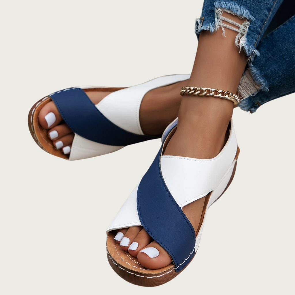 Sandales compensées bleu et blanc, portées avec un jean déchiré. Chaussures d'été élégantes pour femmes, style décontracté et moderne.