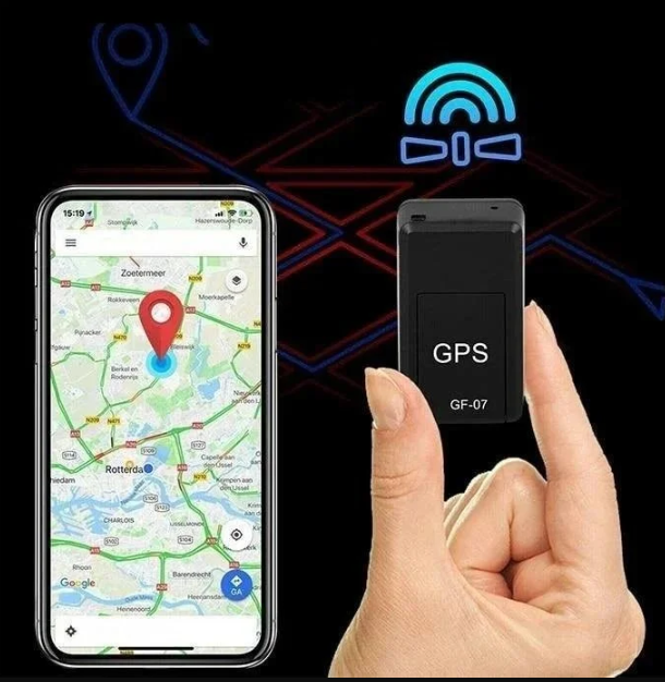 Smartphone affichant une carte GPS avec un traceur GPS portable GF-07 tenu par une main, technologie de localisation précise, suivi en temps réel.