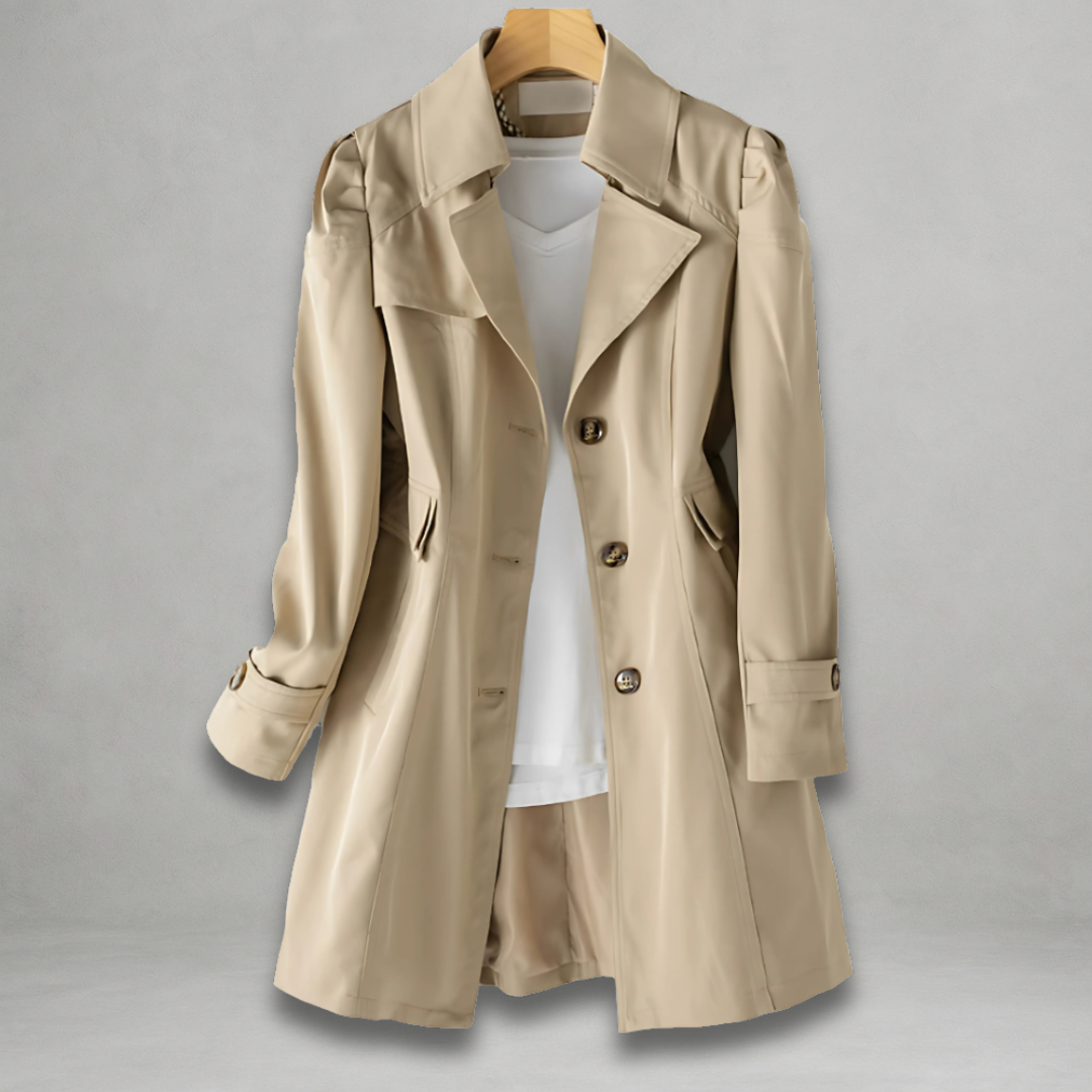 Manteau trench beige élégant suspendu sur cintre, avec t-shirt blanc en dessous, mode automne, vêtement classique, style intemporel.