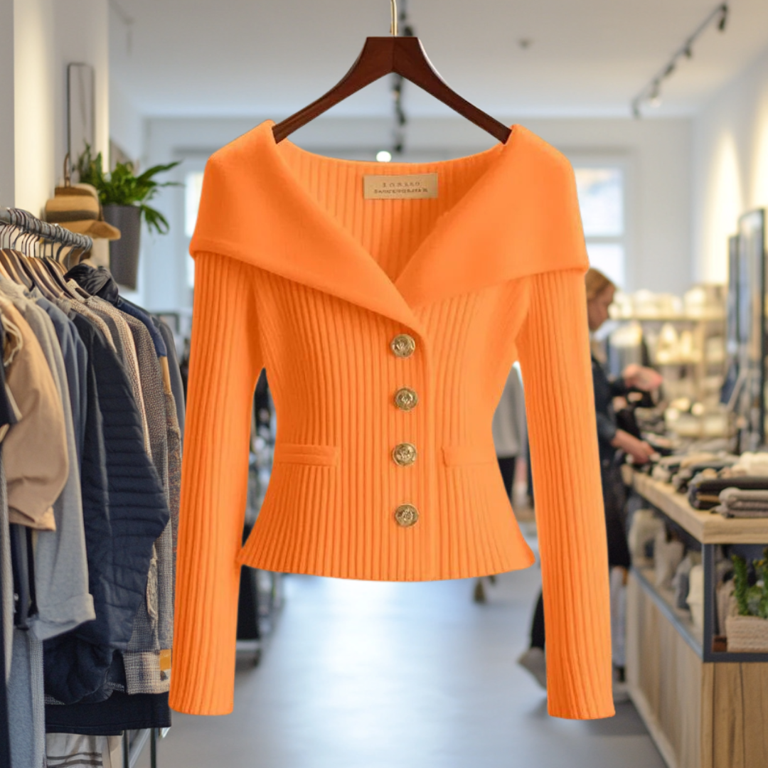 Veste orange élégante à col large et boutons dorés, suspendue dans une boutique de mode moderne. Vêtements tendance, style automne-hiver.