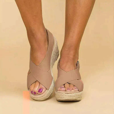 Sandalias de moda que sujetan los pies.