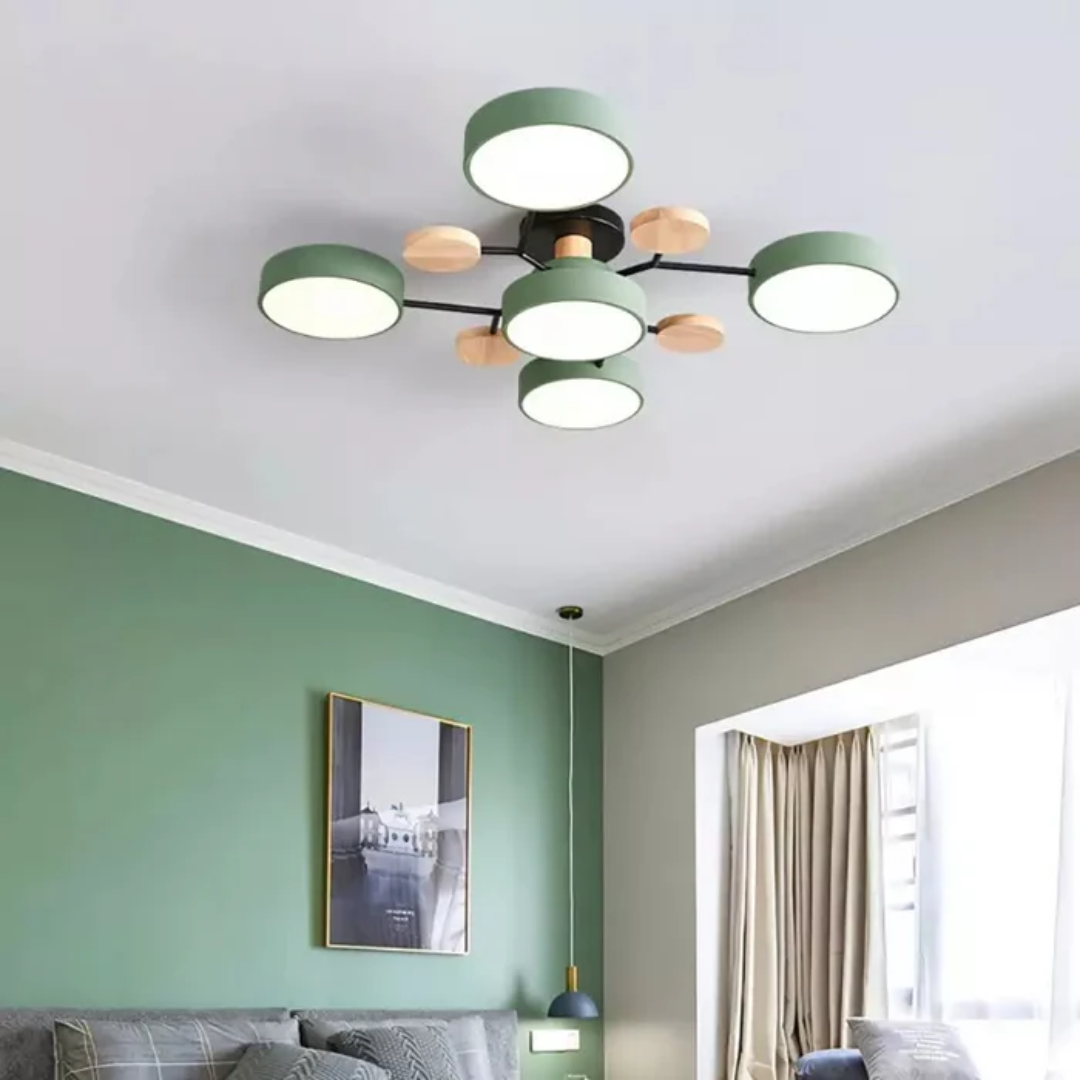 Plafonnier moderne vert à cinq lumières LED dans un salon élégant, mur vert, tableau encadré, rideaux beiges, éclairage intérieur design.