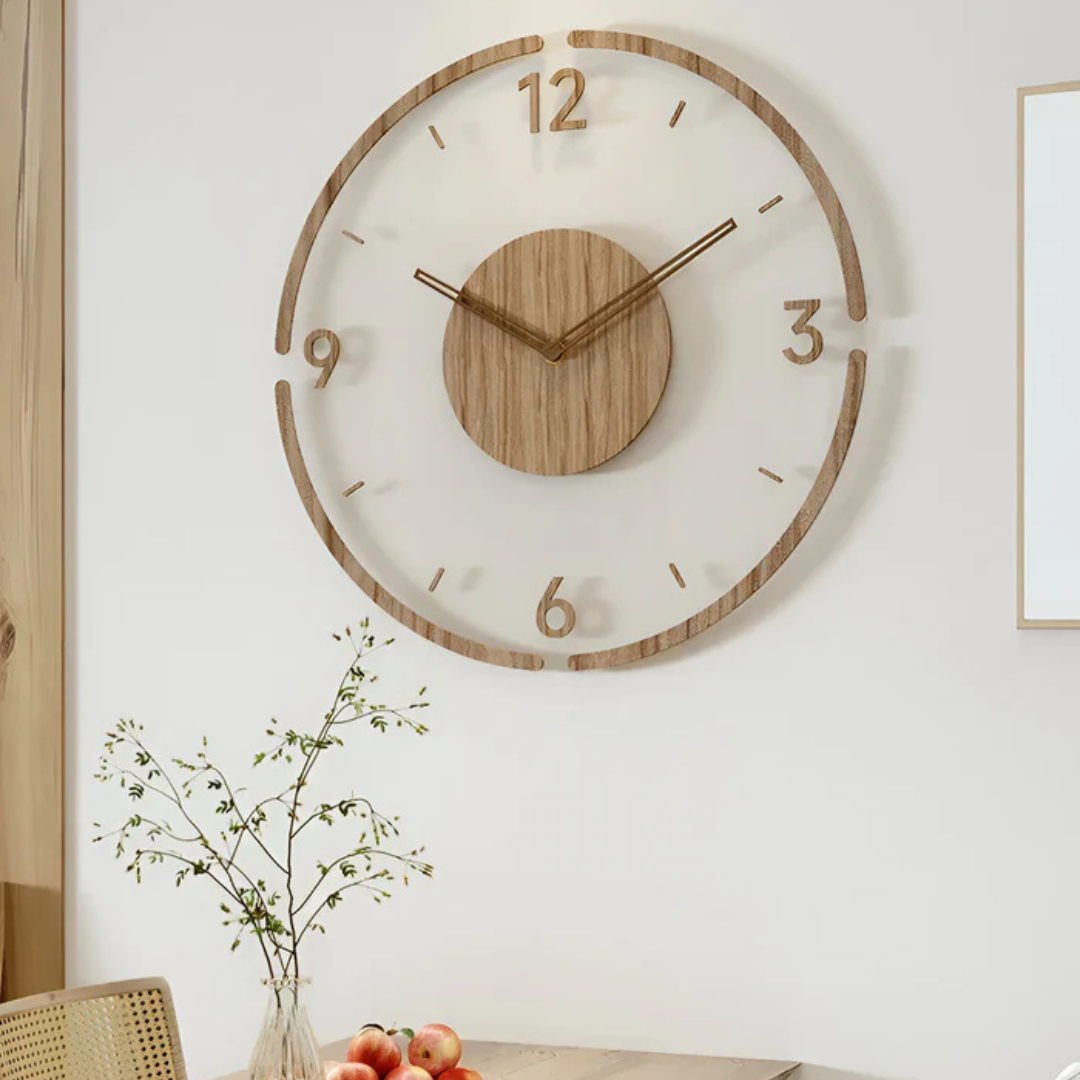 Horloge murale en bois moderne sur mur blanc, design minimaliste, chiffres découpés, décoration intérieure élégante, style scandinave.