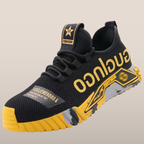 Sneaker noir et jaune avec semelle épaisse, design moderne, texte imprimé, style sportif. Chaussure de sport tendance pour hommes.