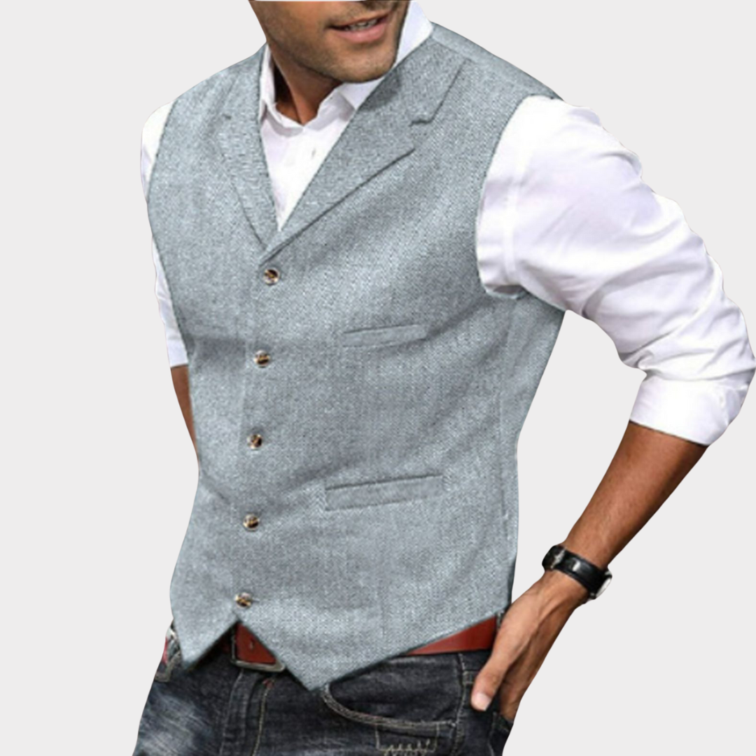 Gilet homme élégant en tweed gris, porté sur chemise blanche, style décontracté chic. Mode masculine, tenue moderne, tendance vestimentaire.