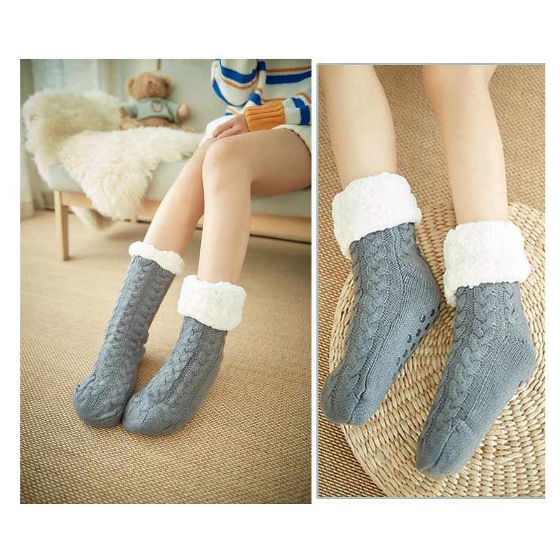 Chaussettes d'hiver en tricot gris avec doublure en fourrure blanche, confortables et chaudes, idéales pour la maison. Accessoire mode cosy.