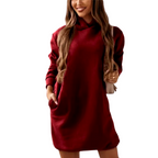 Robe pull rouge à capuche pour femme, manches longues, poches latérales, style décontracté, mode automne-hiver, tenue confortable et élégante.
