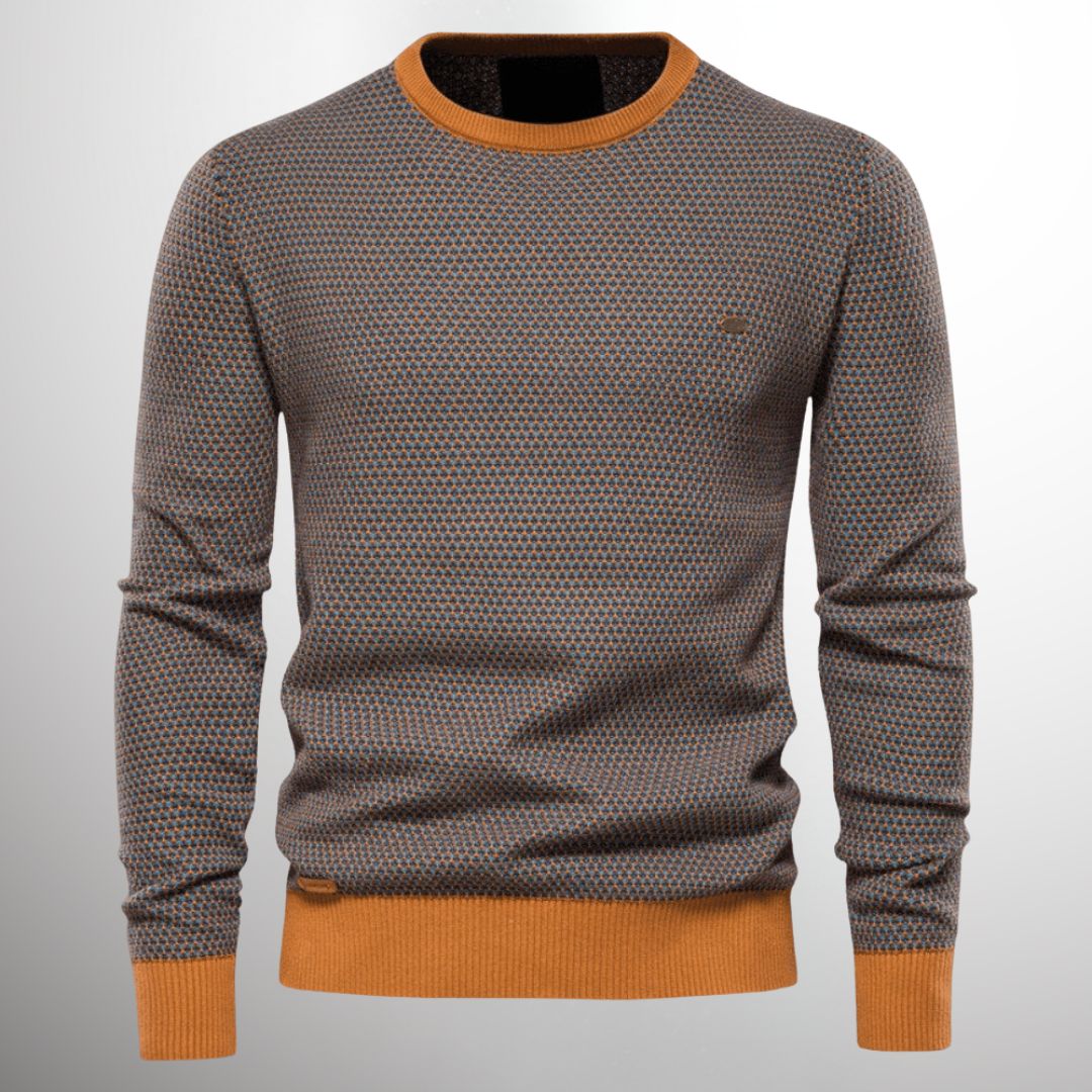 Pull en maille gris à motifs géométriques, col rond et bordures orange. Mode homme élégante, tendance automne-hiver, vêtement chaud et confortable.