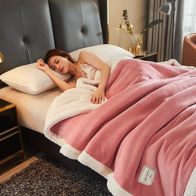 Femme dormant paisiblement sous une couverture rose en polaire sur un lit confortable, chambre moderne, ambiance chaleureuse et relaxante.