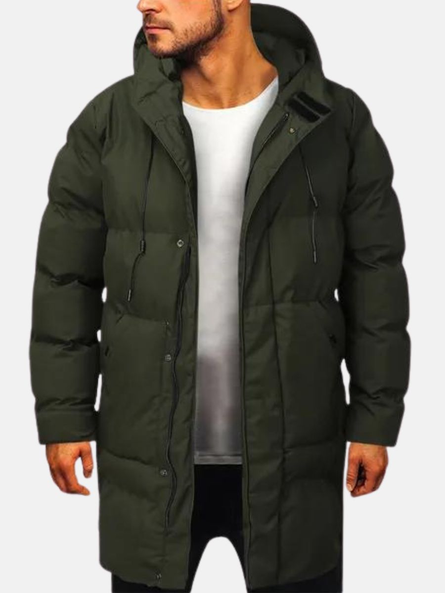 Homme portant un manteau d'hiver long vert foncé avec capuche, style décontracté, sur fond blanc. Mode masculine, vêtement chaud, tendance hiver.