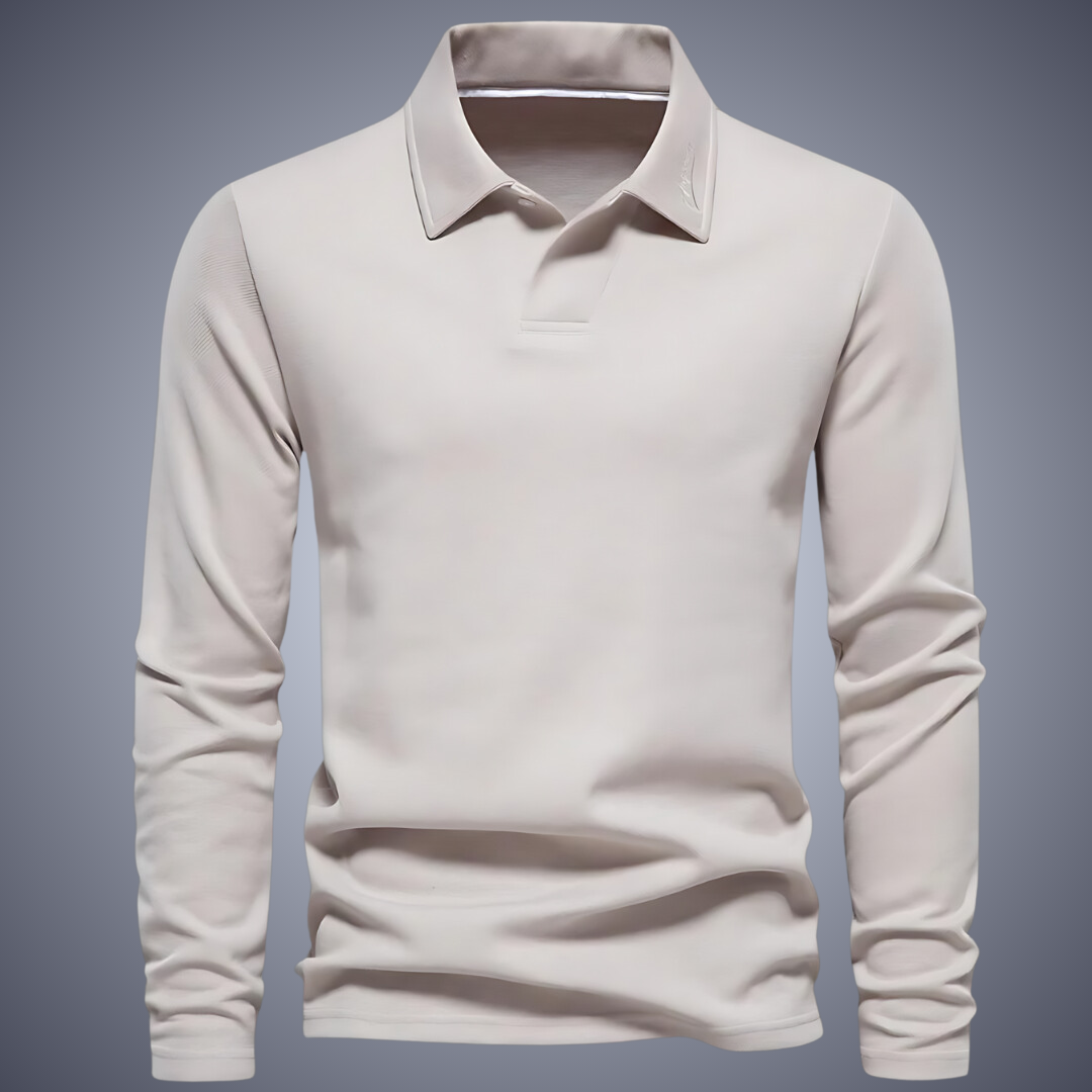 Chemise polo blanche à manches longues pour homme, élégante et moderne, sur fond gris. Mode masculine, vêtement décontracté chic.