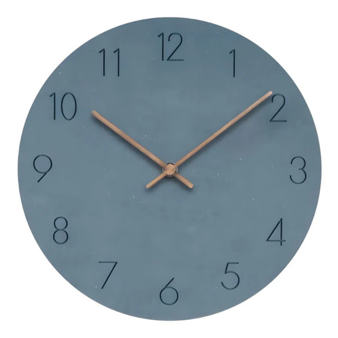 Horloge murale ronde bleue avec chiffres noirs et aiguilles dorées, design moderne minimaliste, décoration intérieure élégante et fonctionnelle.