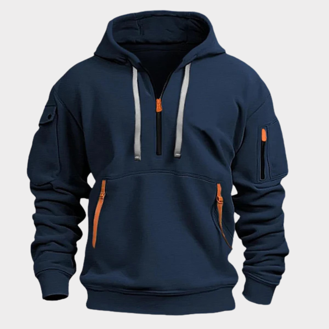 Sweat à capuche bleu marine avec fermeture éclair orange, poches multiples et cordons gris. Vêtement décontracté pour homme, style moderne et fonctionnel.