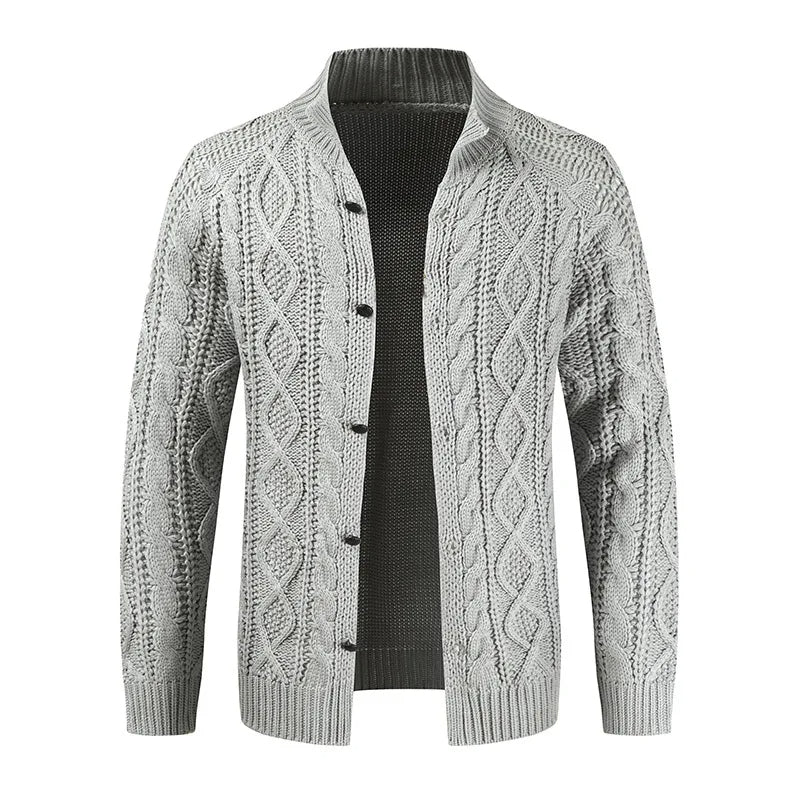 Gilet en maille torsadée gris pour homme, col montant, boutons noirs, style élégant et chaud, idéal pour l'hiver et la mode masculine.