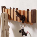 Porte-manteau mural en bois avec crochets pliables, veste beige accrochée, porte-clés en forme de cheval. Design moderne et fonctionnel.