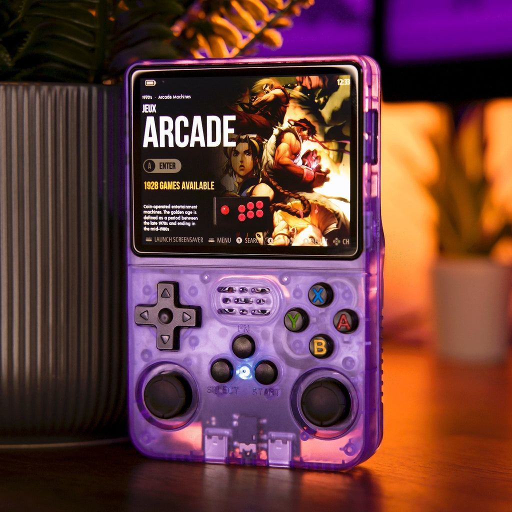Console de jeu rétro portable violette avec écran affichant un menu de jeux d'arcade, posée sur une table en bois, plante en arrière-plan.