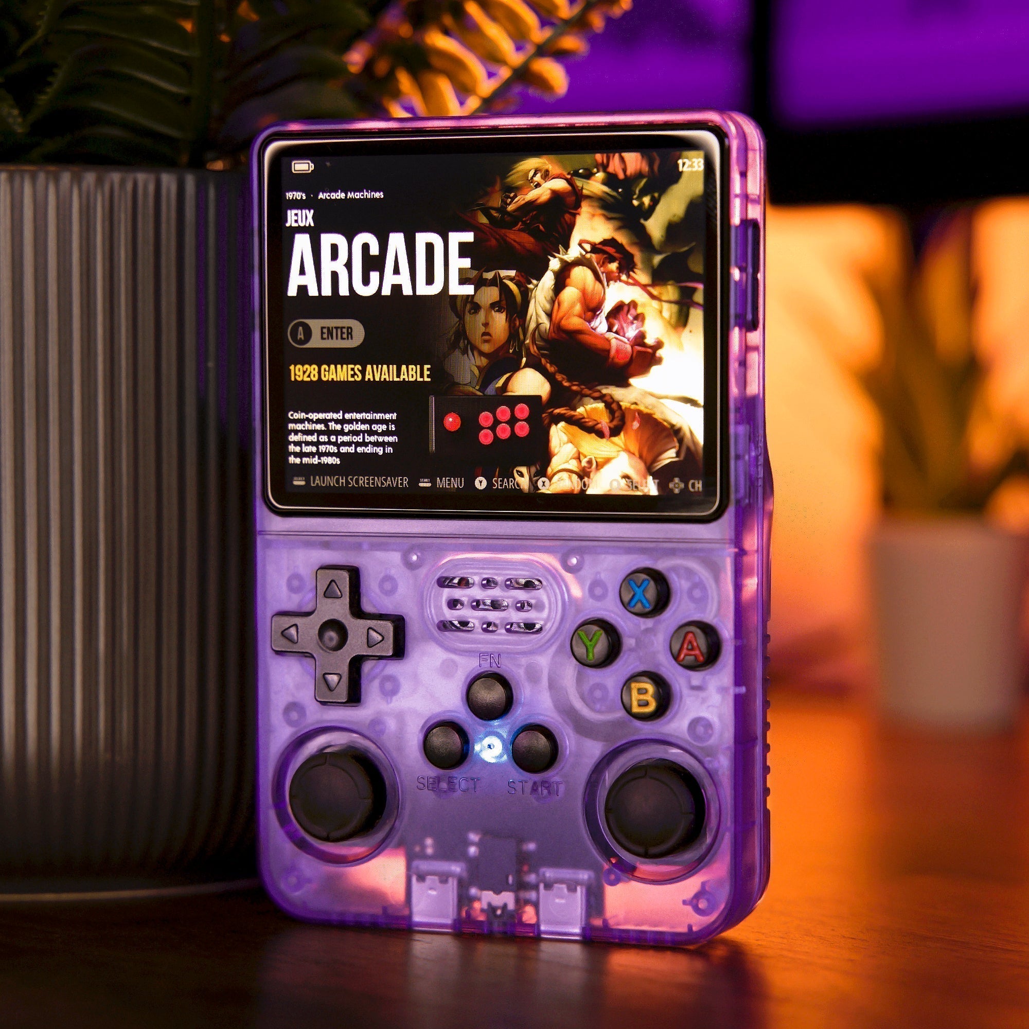Console de jeu rétro portable violette avec écran affichant un menu de jeux d'arcade, posée sur une table en bois, plante en arrière-plan.
