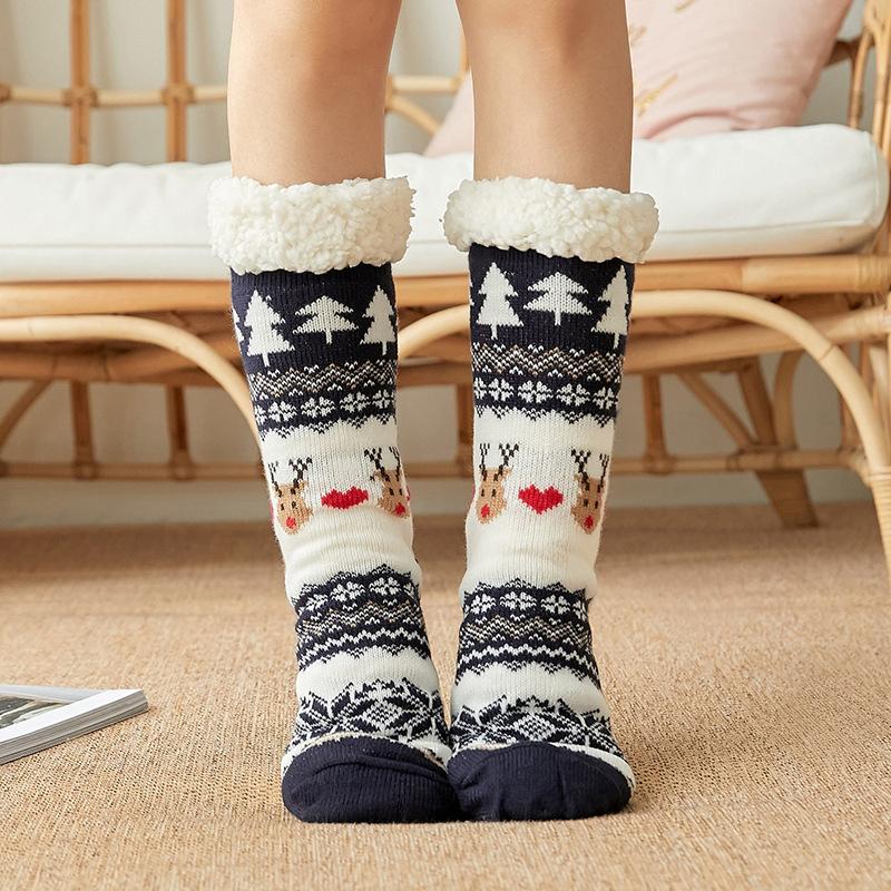 Chaussettes d'hiver en laine avec motifs de rennes et sapins, doublure en fourrure, portées sur un tapis beige, ambiance cosy et chaleureuse.