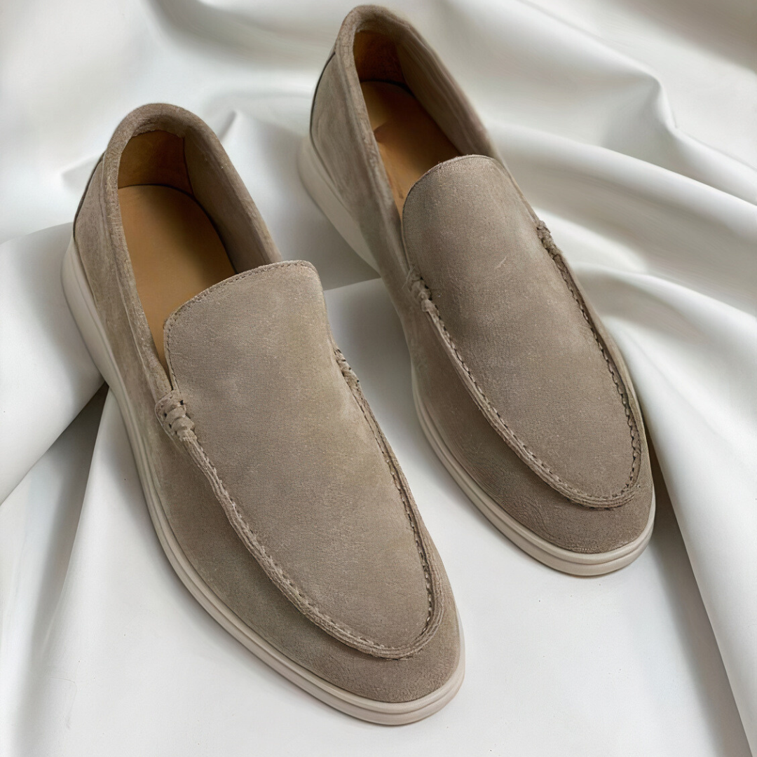 Mocassins en daim beige sur fond blanc, chaussures élégantes pour hommes, style décontracté chic, confort et tendance, semelle blanche.