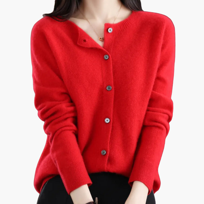 Femme portant un cardigan rouge en laine, manches longues, boutons noirs, style décontracté. Mode automne-hiver, vêtement chaud et élégant.