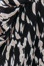 Motif abstrait noir et beige sur tissu, style animalier. Design moderne, texture fluide, idéal pour mode et décoration intérieure.