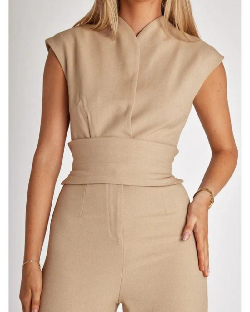 Combinaison beige élégante sans manches pour femme, ceinture intégrée, style moderne et chic, tenue de mode tendance pour occasions spéciales.