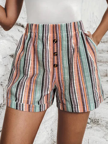 Short en lin rayé multicolore avec boutons en bois, style décontracté estival, femme, fond blanc texturé. Mode tendance, confort, élégance.