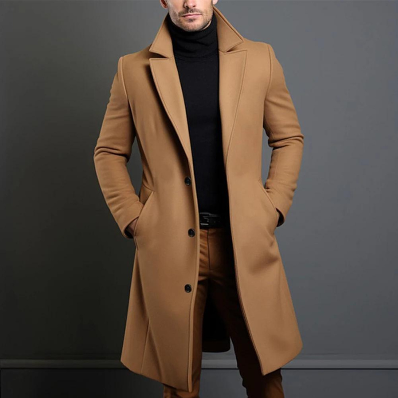 Manteau homme camel élégant, col montant, boutons noirs, porté avec pull noir et pantalon assorti. Mode masculine chic et moderne.