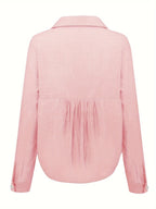 Chemisier rose à manches longues, col classique, tissu texturé, coupe ample. Mode féminine élégante, tendance vêtements printemps-été.