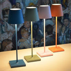 Quatre lampes de table modernes colorées sur fond artistique, éclairage intérieur design, décoration contemporaine, ambiance chaleureuse.