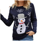 Femme portant un pull de Noël bleu marine avec motif bonhomme de neige, flocons de neige blancs, chapeau gris et écharpe rouge. Mode hiver festive.