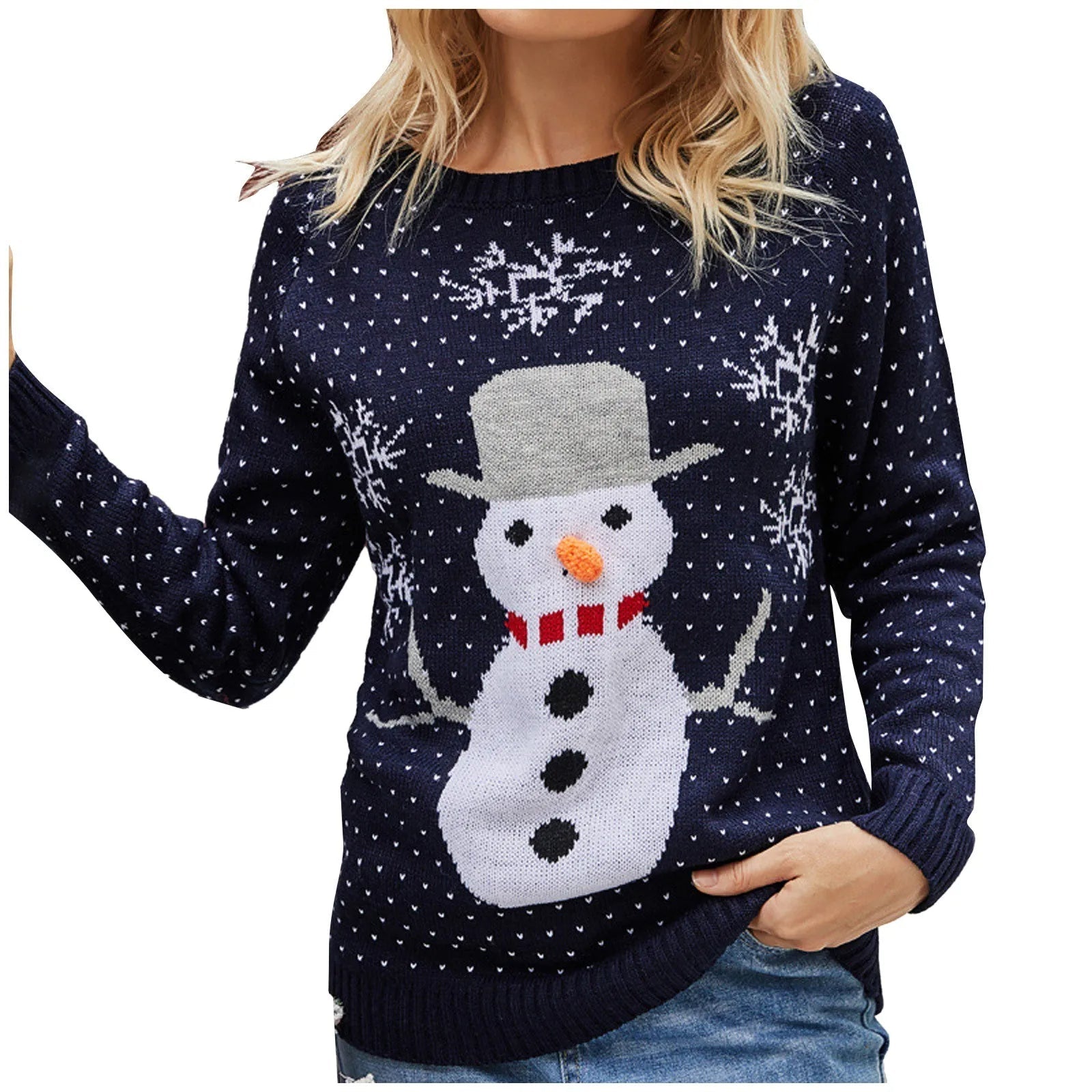 Femme portant un pull de Noël bleu marine avec motif bonhomme de neige, flocons de neige blancs, chapeau gris et écharpe rouge. Mode hiver festive.