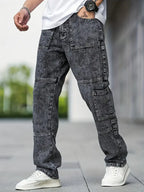 Pantalon cargo homme en denim gris, style décontracté, avec poches multiples, porté avec des baskets blanches. Mode urbaine tendance.
