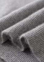 Ærmeløs strikket grå vest med brystlomme