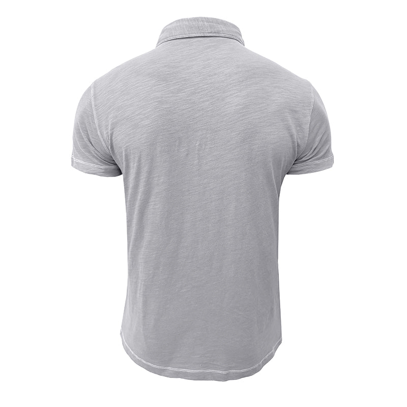 Polo gris clair pour homme, manches courtes, col classique, tissu léger. Mode masculine, vêtement décontracté, style élégant et moderne.
